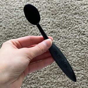 artis Black Oval Face Brush